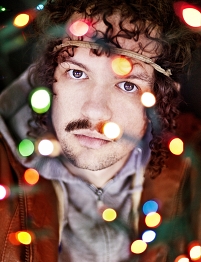 © Darwin Deez Darwin Deez schaut nachdenklich